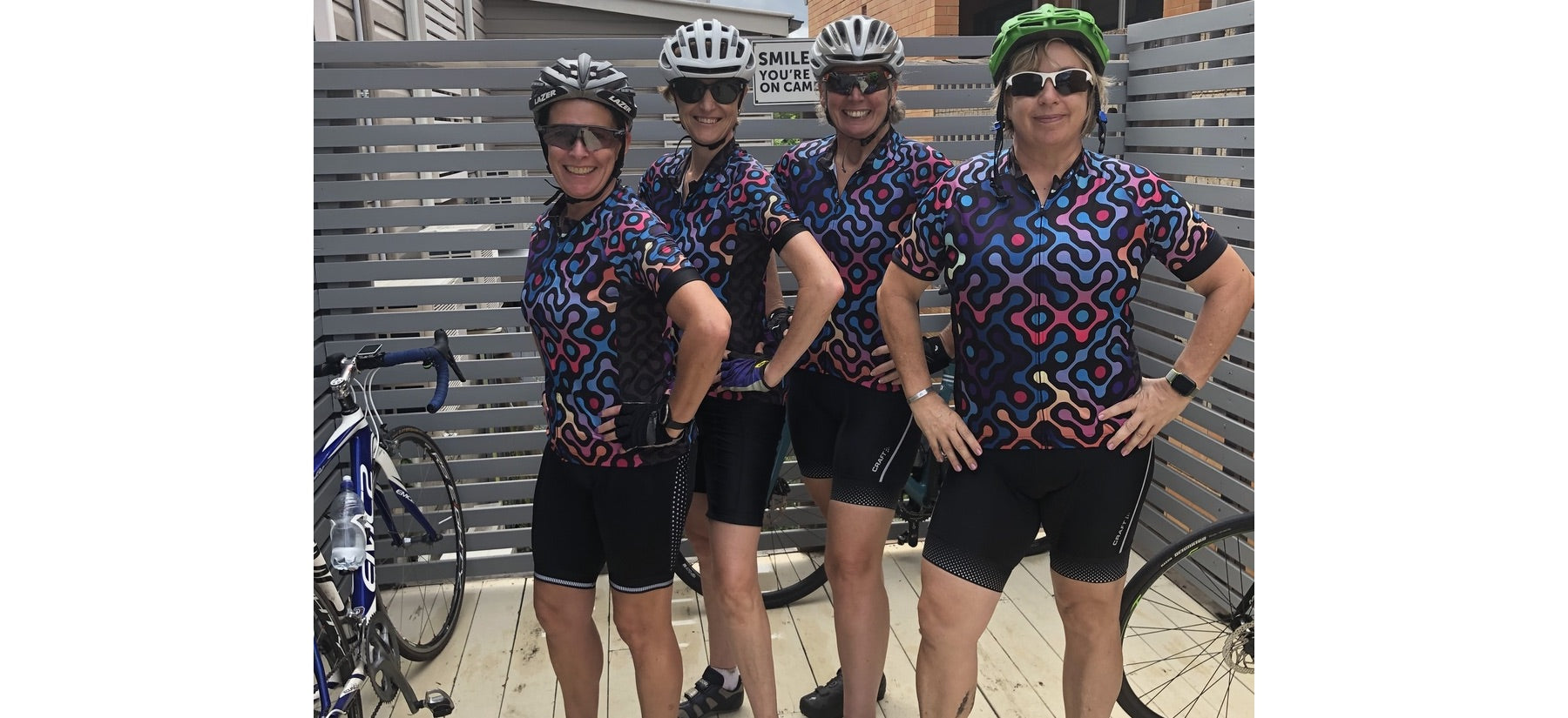 A group of women wearing a cycling jersey of Frelsi
