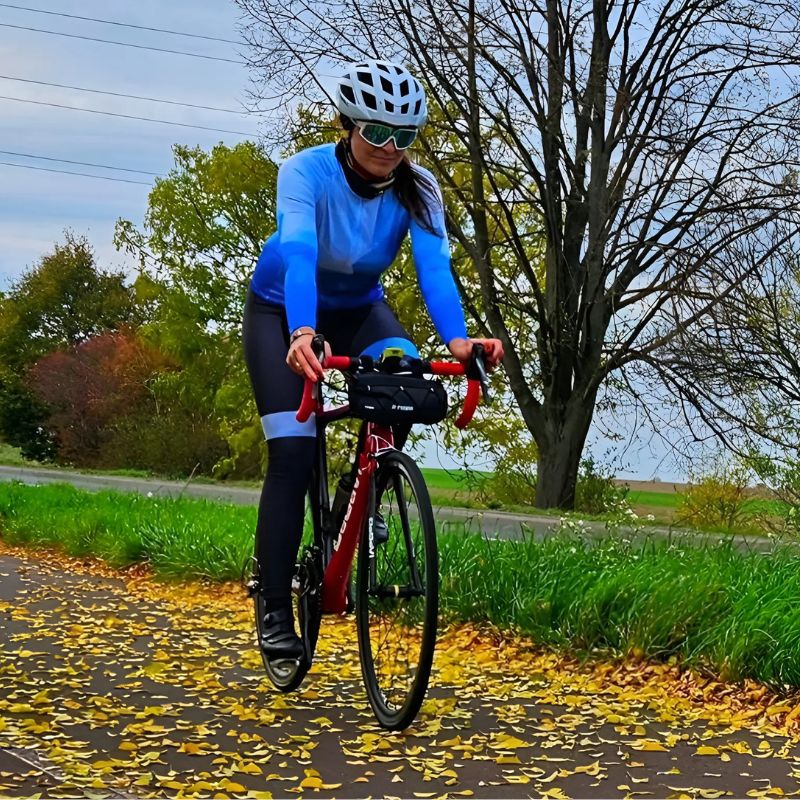 Frelsi thermal cycling jersey, perfect for cool weather rides, showcasing comfort and style amidst a fall landscape.