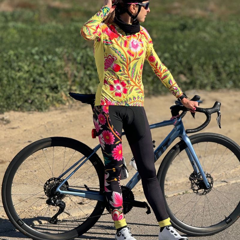 Stylish cyclist in Frelsi winter gear with a vibrant floral jersey and matching leggings, perfect for cold-weather rides.