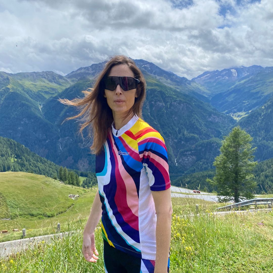 Rainbow Sprinter Conjunto de ciclismo multicolor para mujer disenado por IA edicion limitada Cycling Frelsi